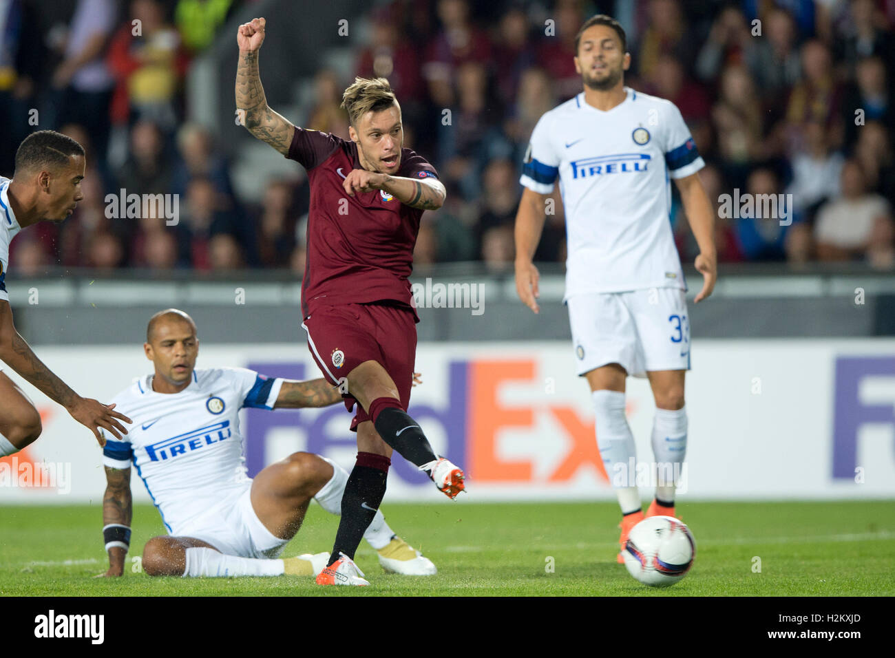 Prag, Tschechische Republik. 29. Sep, 2016. Vaclav Kadlec von Sparta schießt ein Tor und Danilo D'Ambrosio (rechts) von Mailand während der European Football League zweite Runde Gruppe K übereinstimmen, Sparta Praha Vs Inter Mailand in Prag, Tschechische Republik, 29. September 2016. Bildnachweis: Michal Kamaryt/CTK Foto/Alamy Live-Nachrichten Stockfoto