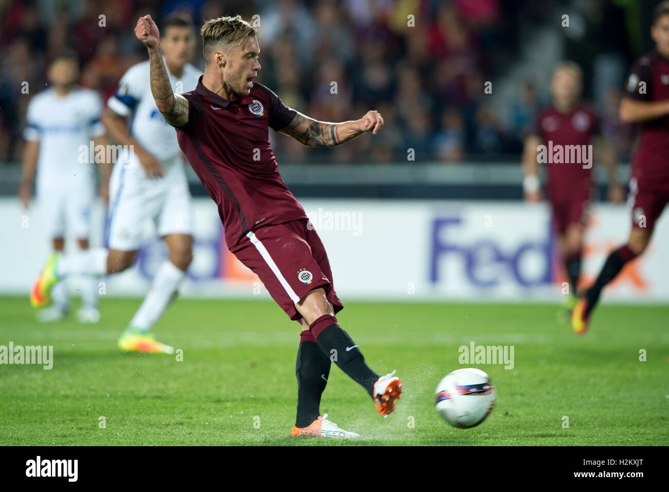 Prag, Tschechische Republik. 29. Sep, 2016. Vaclav Kadlec von Sparta schießt ein Tor während der European Football League, die zweite Runde K Gruppenspiel, Sparta Praha Vs Inter Mailand in Prag, Tschechische Republik, 29. September 2016. Bildnachweis: Michal Kamaryt/CTK Foto/Alamy Live-Nachrichten Stockfoto