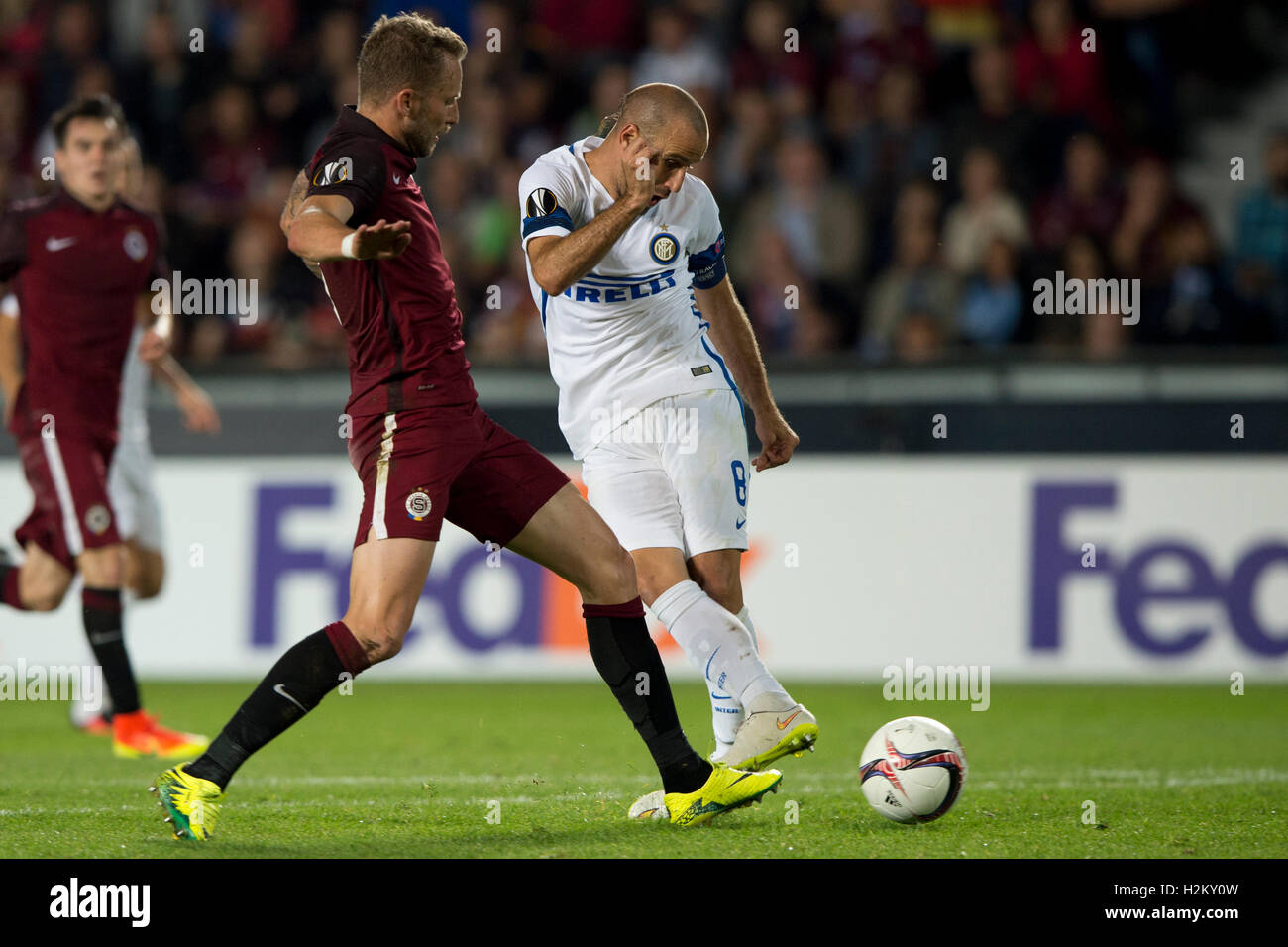 Prag, Tschechische Republik. 29. Sep, 2016. Rodrigo Palacio schießt ein Tor und Michal Kadlec (links) von Sparta während der European Football League zweite Runde Gruppe K übereinstimmen, Sparta Praha Vs Inter Mailand in Prag, Tschechische Republik, 29. September 2016. Bildnachweis: Michal Kamaryt/CTK Foto/Alamy Live-Nachrichten Stockfoto