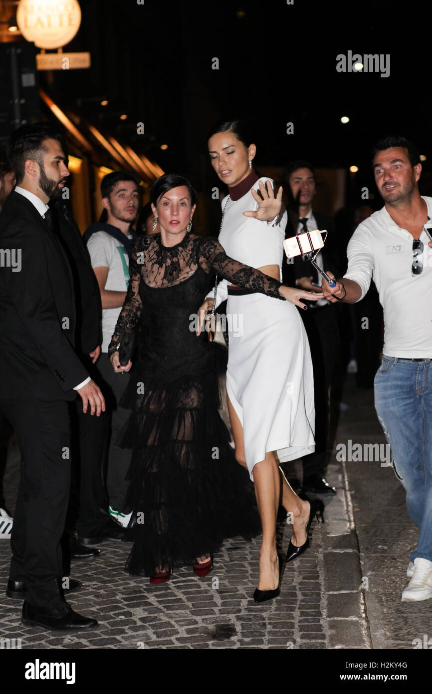 Mailand, Italien. 24. September 2016. Adriana Lima angekommen AmfAR Milano Party im La Permanente, in Mailand, Italien. Stockfoto