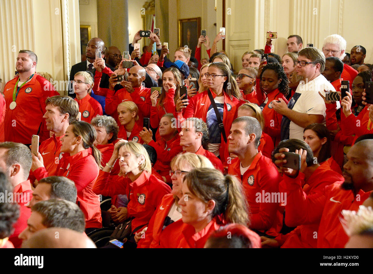 Mitglieder des 2016 US Olympischen und Paralympischen Teams nutzen ihre Handys, um Fotos zu machen, wie US-Präsident Barack Obama und First Lady Michelle Obama sie East Room des weißen Hauses in Washington, DC begrüßen auf ihre Teilnahme und Erfolg in diesem Jahr spielen in Rio De Janeiro, Brasilien zu Ehren. Bildnachweis: Ron Sachs / Pool über CNP /MediaPunch Stockfoto