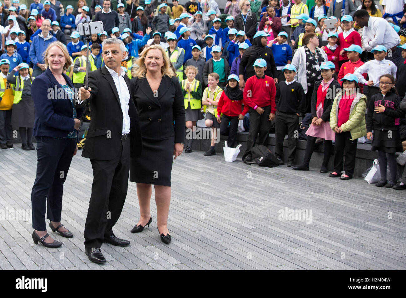 London, UK. 29. Sep, 2016. Der Bürgermeister von London, Sadiq Khan, nimmt ein Selbstporträt mit Darcey Bussell, Joanne McCartney (stellvertretende Bürgermeisterin für Bildung), Yelena Baturina (Gründer der werden Open Foundation) und Hunderte von Schülern nach dem Start der neuen London Lehrplan für Grundschulen an der London-Curriculum-Festival auf die Schaufel. Bildnachweis: Mark Kerrison/Alamy Live-Nachrichten Stockfoto