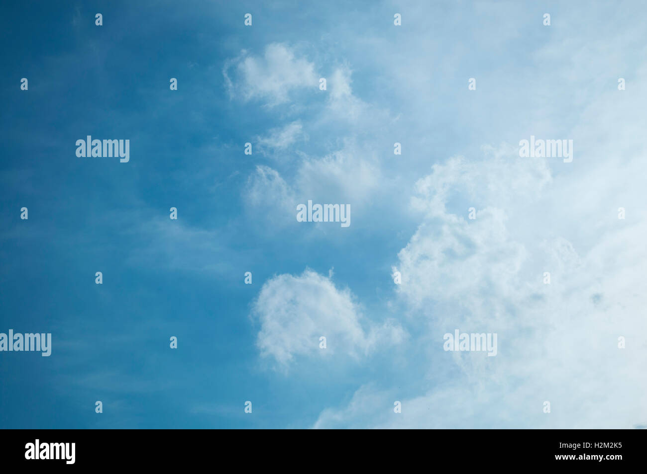 weiß, Wolke, blau, Himmel, Hintergrund, Raum, dunkelblau Stockfoto