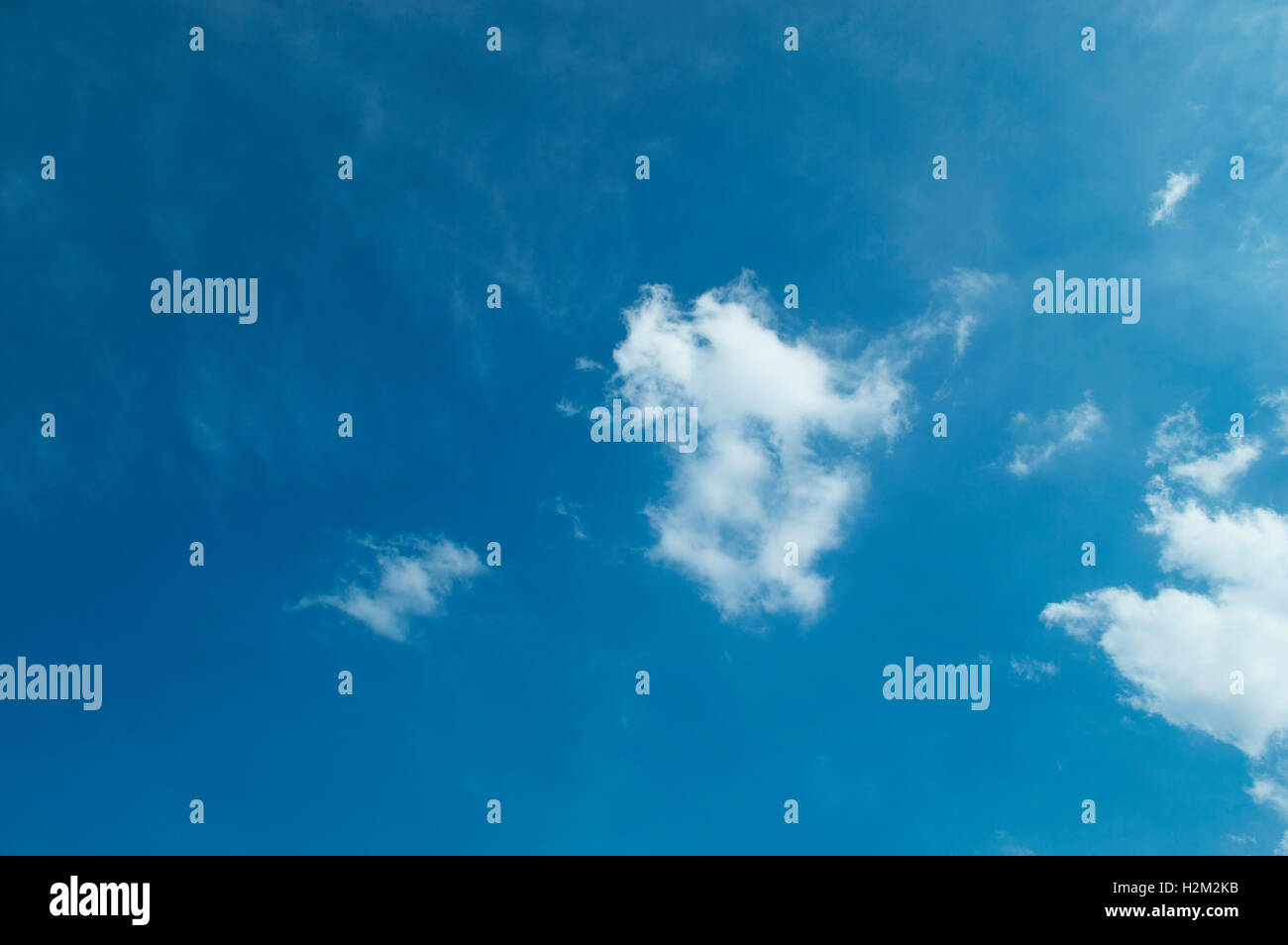 weiß, Wolke, blau, Himmel, Hintergrund, Raum, dunkelblau Stockfoto