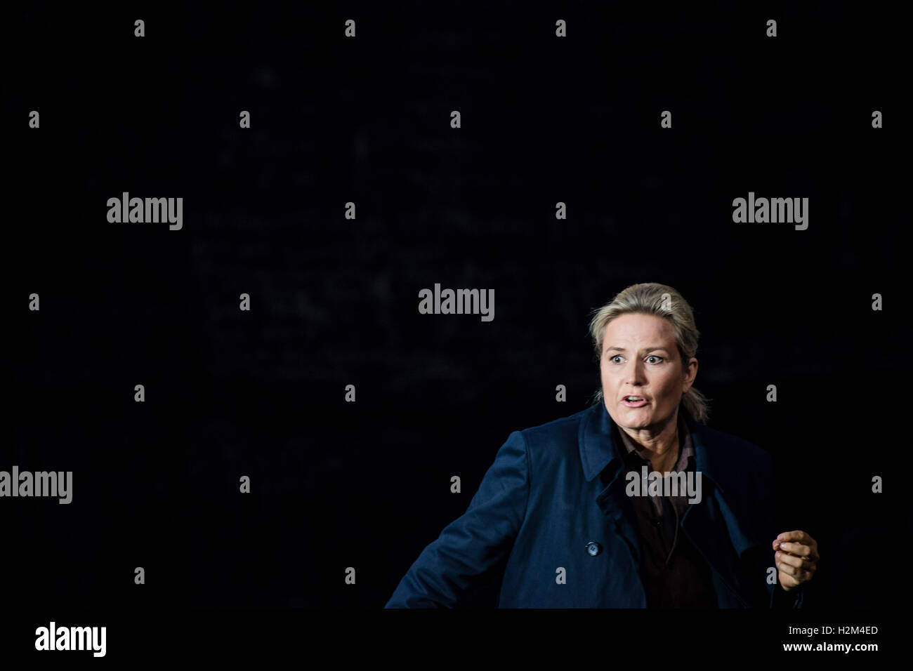 Berlin, Deutschland. 29. Sep, 2016. Opernsängerin Camilla Nylund Leonore steht auf der Bühne während einer Presse Probe der Oper "Fidelio" in der Staatsoper im Schiller Theater in Berlin, Deutschland, 29. September 2016. Das Stück wurde von Harry Kupfer und Premiere am 3. Oktober 2016 inszeniert. Foto: GREGOR FISCHER/Dpa/Alamy Live News Stockfoto