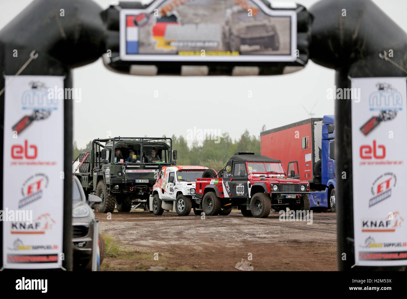 Bewährten, Deutschland. 30. September 2016. Teilnehmenden Fahrzeuge auf der Rallye Baja Deutschland 2016 warten die technischen Kontrollen und Akzeptanz tests an der Oberfläche mir in Profen, Deutschland, 30. September 2016. Zahlreiche Teilnehmer werden für die kommenden zwei Tage durch die Landschaft mit ihren Enduros, Quads, Offroad Autos und Allrad-LKW Rennen. Die Rallye besteht aus zwei Wertungsprüfungen, die nach einem Roadbook gefahren werden. In Kombination mit einer perfekten Navigation zwischen den einzelnen Kontrollpunkten entscheidet über Sieg oder Niederlage. Foto: Jan Woitas/ZB/Dpa/Alamy Live News Stockfoto