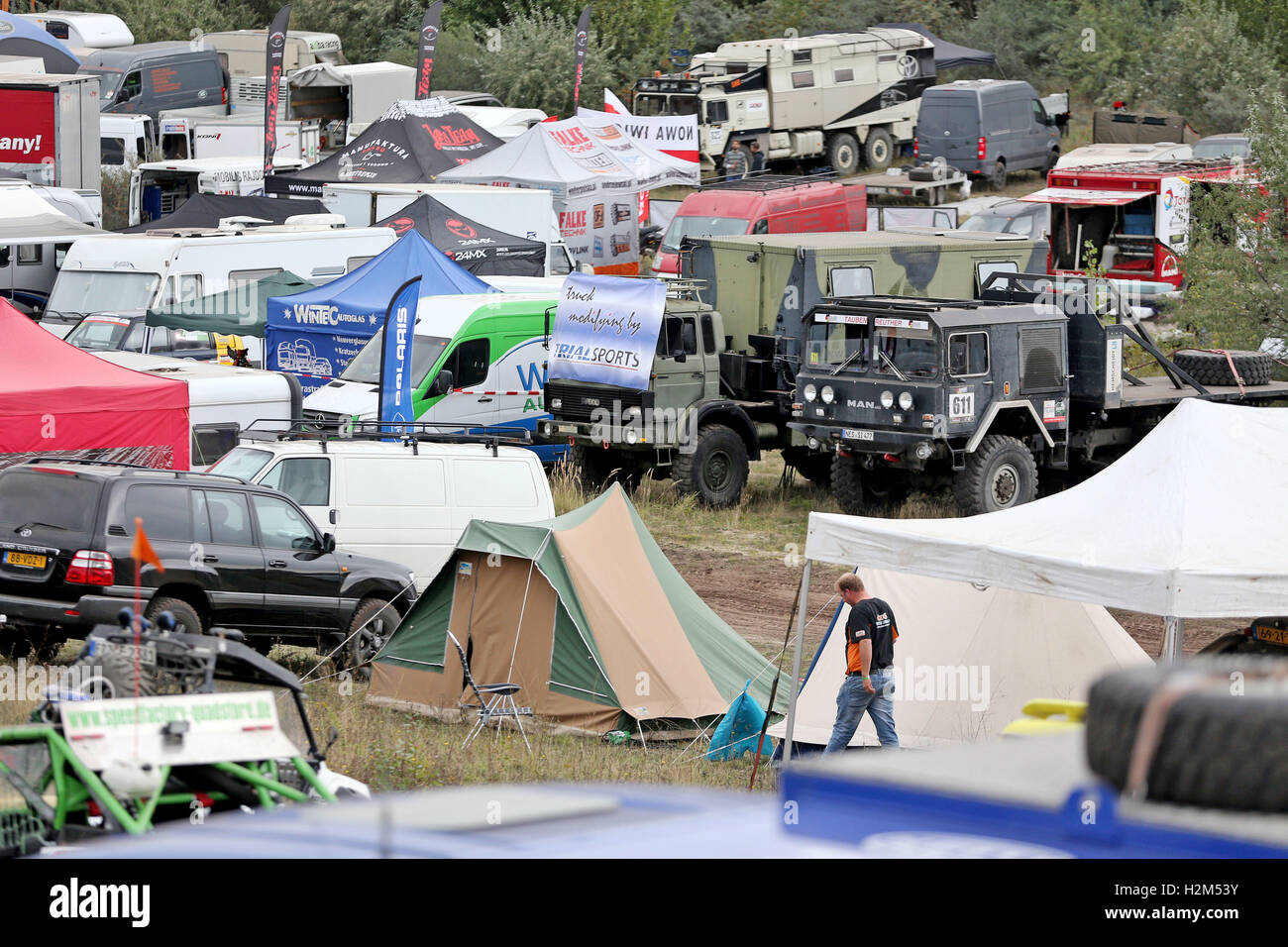 Bewährten, Deutschland. 30. September 2016. Blick in das Fahrer-Lager der Rallye Baja Deutschland 2016 an der Oberfläche mir in Profen, Deutschland, 30. September 2016. Zahlreiche Teilnehmer werden für die kommenden zwei Tage durch die Landschaft mit ihren Enduros, Quads, Offroad Autos und Allrad-LKW Rennen. Die Rallye besteht aus zwei Wertungsprüfungen, die nach einem Roadbook gefahren werden. In Kombination mit einer perfekten Navigation zwischen den einzelnen Kontrollpunkten entscheidet über Sieg oder Niederlage. Foto: Jan Woitas/ZB/Dpa/Alamy Live News Stockfoto