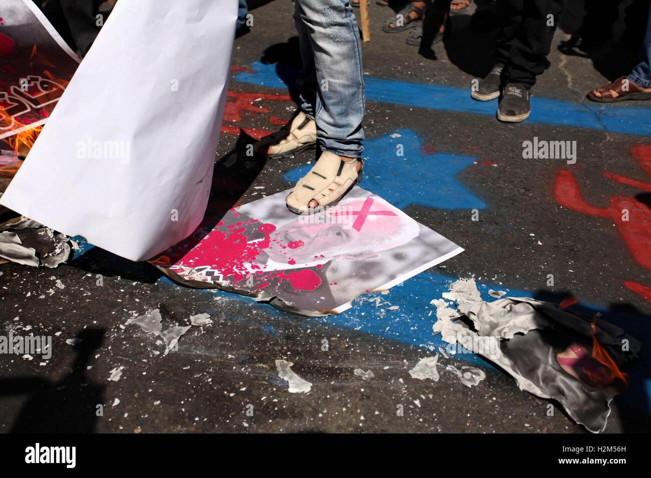 Gaza-Stadt, Gazastreifen, Palästinensische Gebiete. 30. September 2016. Ein Palästinenser Schritte auf einem gekreuzten Plakat des ehemaligen israelischen Präsidenten Shimon Peres, lesen '' Killer '', während einer Kundgebung nach Freitagsgebet in Gaza-Stadt Kredit-30. September 2016: Ashraf Amra/APA Bilder/ZUMA Draht/Alamy Live News Stockfoto