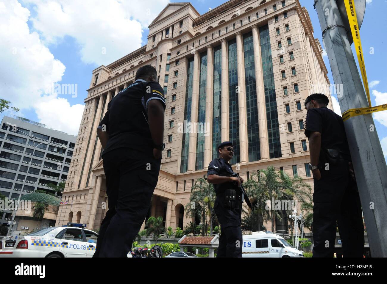 Kuala Lumpur. 30. September 2016. Polizisten bewachen außerhalb des Geländes eine Bombendrohung in Kuala Lumpur, Malaysia, am 30. September 2016. Ein Gebäude in der Innenstadt von Kuala Lumpur, dass Gastgeber Bursa Malaysia oder der malaysischen Börse wurde am Freitag, nachdem das Verwaltungsbüro des Gebäudes eine Bombendrohung erhielt evakuiert. © Xinhua/Alamy Live-Nachrichten Stockfoto