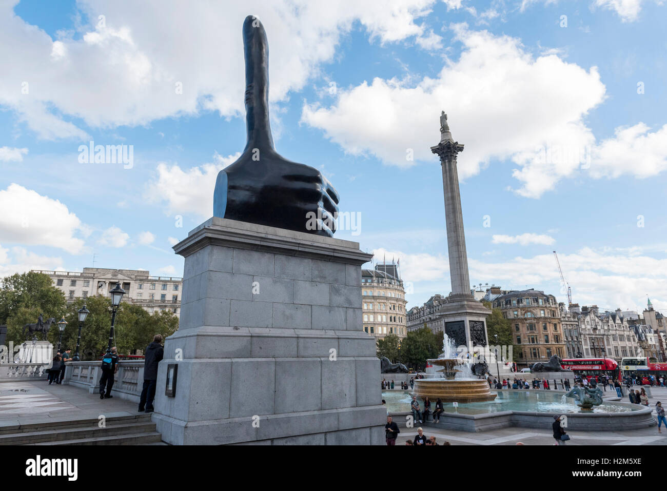 London, UK.  30. September 2016.  Das neue Bronze Kunstwerk namens "Wirklich gut" des Künstlers David Shrigley ist nun auf dem Display auf dem Trafalgar Square.  Die Öffentlichkeit kann Spaß zu sehen, einer riesigen Hand mit einem sieben Meter, unverhältnismäßig lange Daumen.  Das Kunstwerk soll dem Betrachter ein Gefühl von Positivität zu bringen. Bildnachweis: Stephen Chung / Alamy Live News Stockfoto