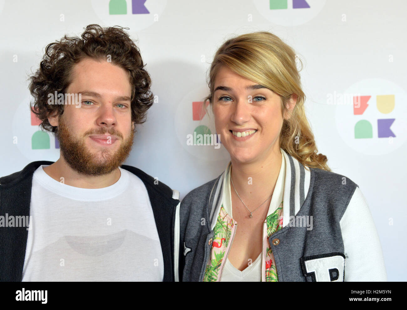 Berlin, Deutschland. 29. Sep, 2016. Schauspieler Florentin Willen Und Katjana Gerz stellen im Zusammenhang mit der Präsentation von "Funk", das neue Multimedia-Format für die "jungen-Service" von ARD und ZDF in Berlin, Deutschland, 29. September 2016. "Funk" ist der neue Multimedia-Service von ARD und ZDF für junge Menschen. Die neue Online-Formate für 14-29-jährigen haben nicht viel mit dem klassischen linearen Fernsehen zu tun. Ein Schwerpunkt des neuen Dienstes ist online-Videos. Foto: MAURIZIO GAMBARINI/Dpa/Alamy Live News Stockfoto