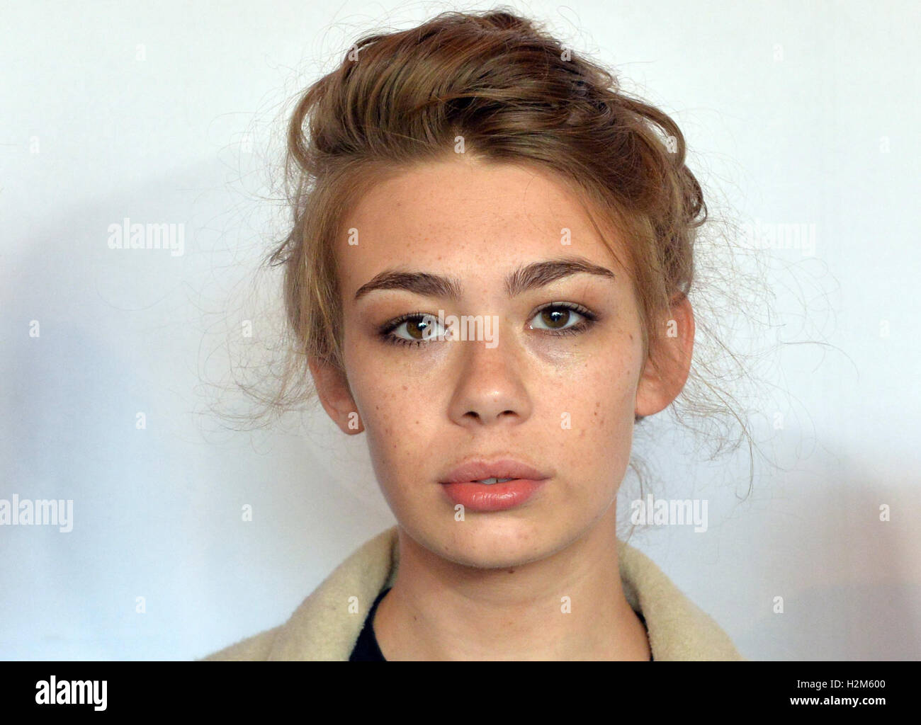 Berlin, Deutschland. 29. Sep, 2016. Journalist und Autor Ronja von Ronne stellt im Zusammenhang mit der Präsentation von "Funk", das neue Multimedia-Format für die "jungen-Service" von ARD und ZDF in Berlin, Deutschland, 29. September 2016. "Funk" ist der neue Multimedia-Service von ARD und ZDF für junge Menschen. Die neue Online-Formate für 14-29-jährigen haben nicht viel mit dem klassischen linearen Fernsehen zu tun. Ein Schwerpunkt des neuen Dienstes ist online-Videos. Foto: MAURIZIO GAMBARINI/Dpa/Alamy Live News Stockfoto