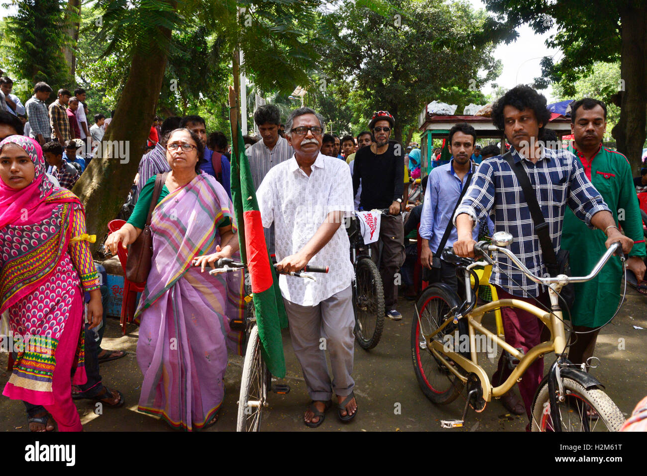 Dhaka, Bangladesch. 30. September 2016. Polizei und Aktivisten der Bangladesh Chhatra League, der Studentenschaft der Awami-Liga, Urteil vereitelt angeblich eine Fahrrad-Prozession von Rampal Kraftwerk Demonstranten auf dem zentralen Shaheed Minar hier am Freitag in Dhaka, Bangladesch. Am 30. September 2016 Credit: Mamunur Rashid/Alamy Live-Nachrichten Stockfoto