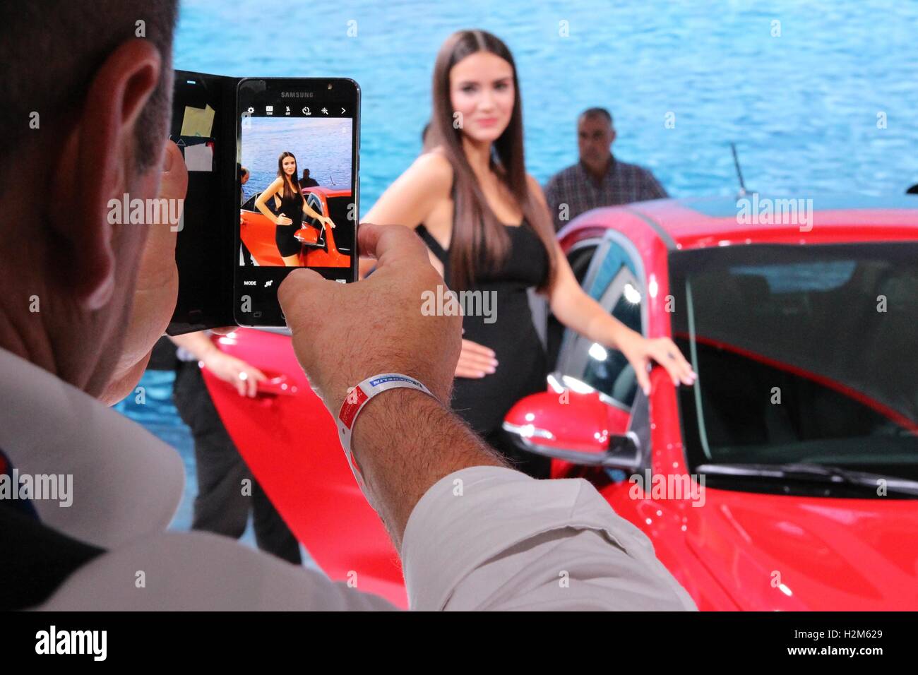 Paris, Frankreich. 30. September 2016. Eine Stewardess posiert für ein Foto auf 2016 Paris Motor Show. Bildnachweis: Paul-Marie Guyon/Alamy Live-Nachrichten Stockfoto