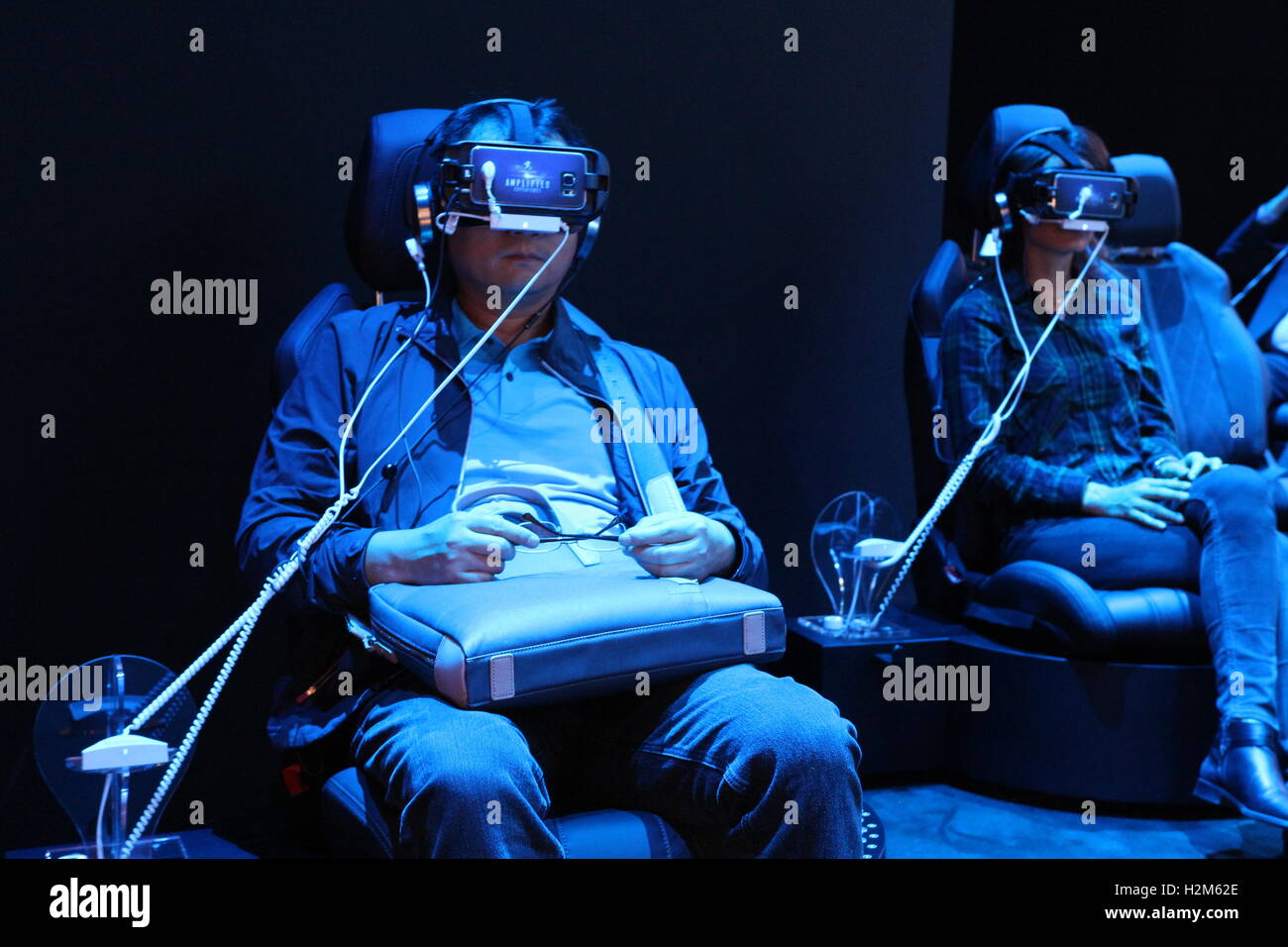 Paris, Frankreich. 30. September 2016. Menschen experimentieren Head-mounted-Display auf 2016 Paris Motor Show. Bildnachweis: Paul-Marie Guyon/Alamy Live-Nachrichten Stockfoto