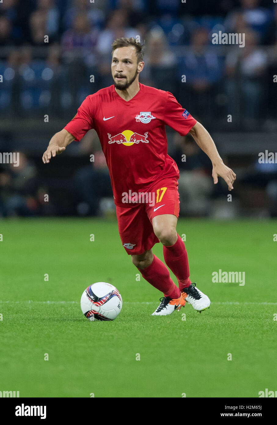 Salzburgs Andreas Ulmer spielt den Ball während des Spiels des FC Schalke 04 gegen RB Salzburg am zweiten Spieltag der Europa League Gruppe Phase, Gruppe I, in der Veltins Arena in Gelsenkirchen, Deutschland, 29. September 2016. Foto: GUIDO KIRCHNER/dpa Stockfoto