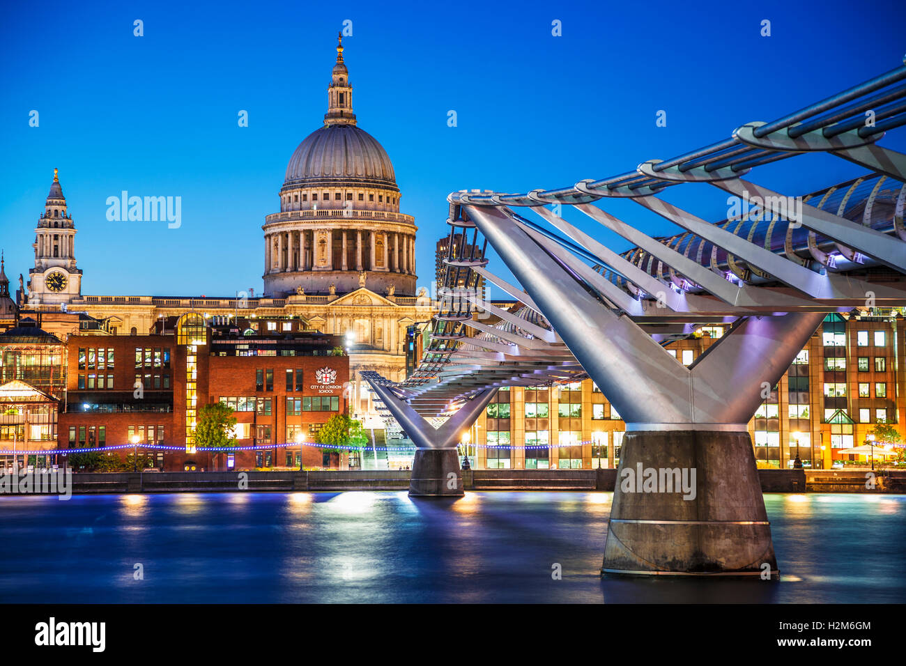 Die Millennium Bridge und St. Pauls Kathedrale in London in der Dämmerung. Stockfoto