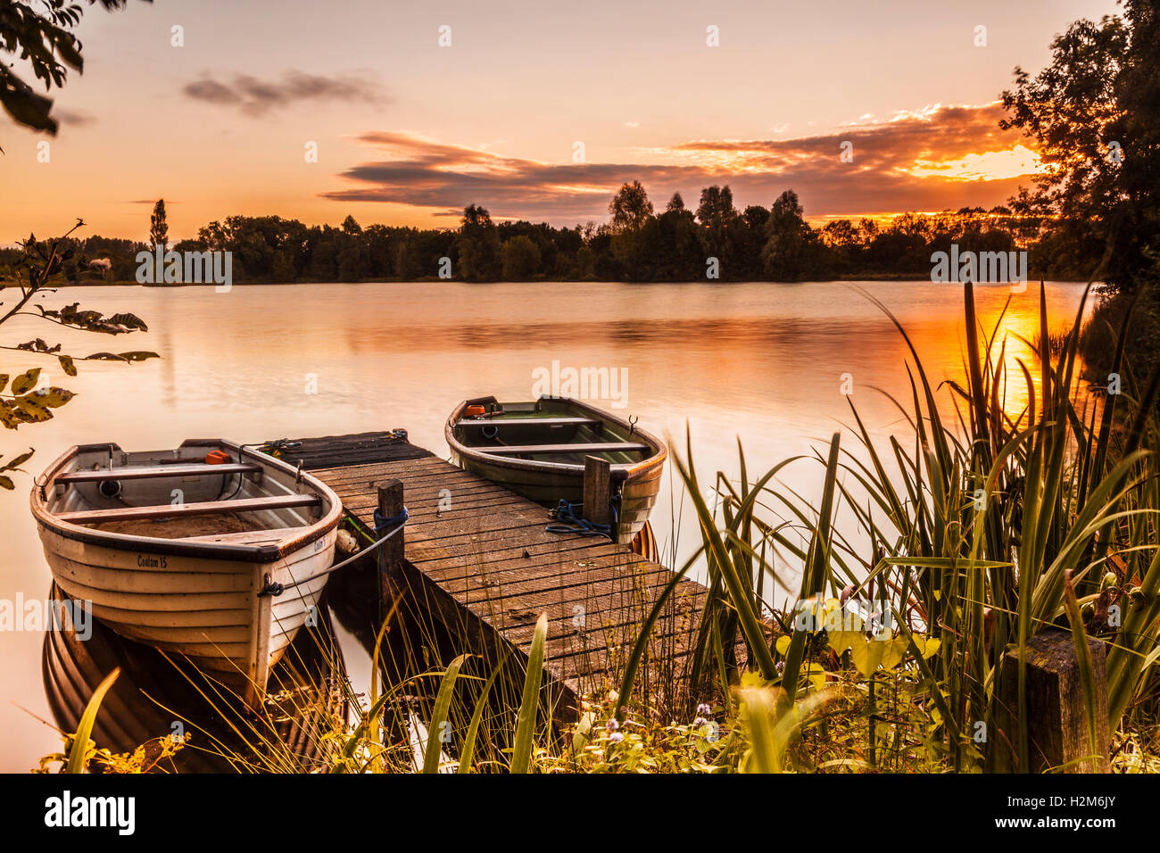 Spät Sommer Sonnenaufgang auf einem der Seen im Cotswold Water Park Stockfoto