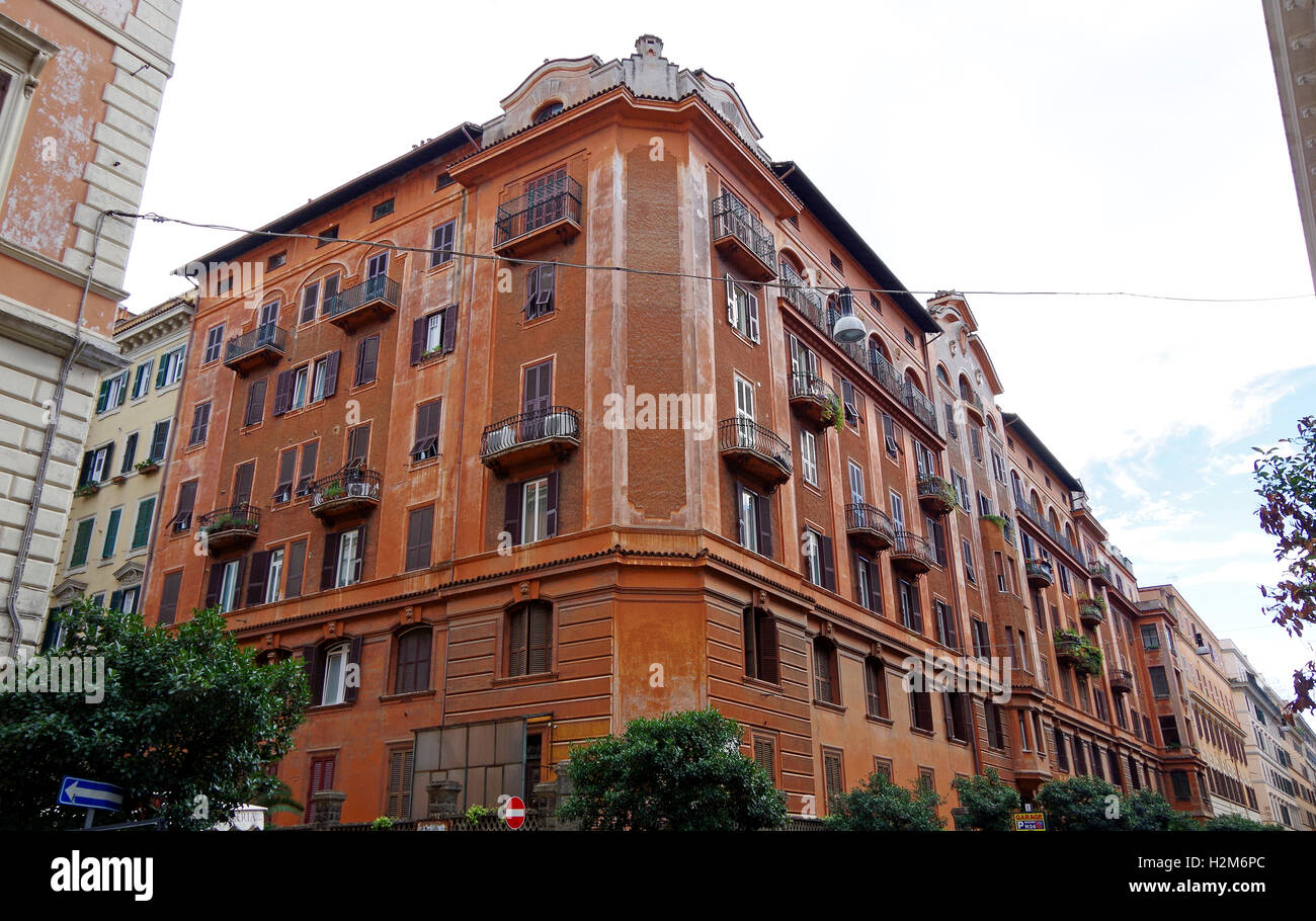 6-stöckiges Gebäude, in der Via Alessandria, Rom Italien, in zwei Schattierungen von braun lackiert Stockfoto