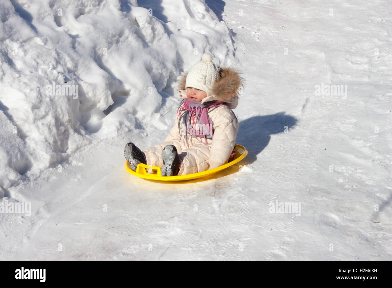 Kind-reiten-Achterbahn im winter Stockfoto