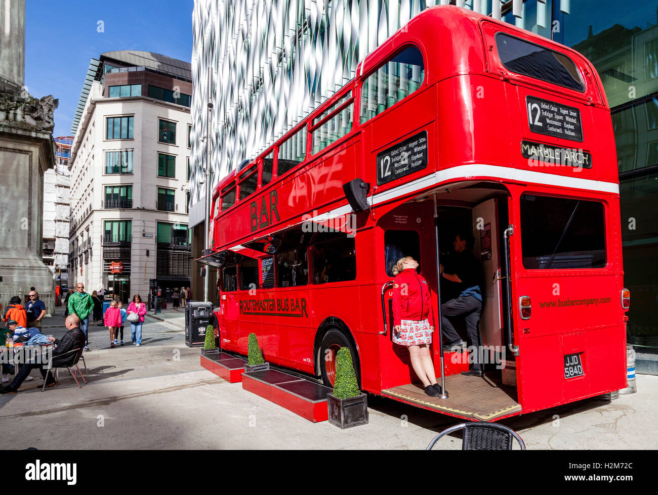 Routemaster Bus Bar vor dem Denkmal, London, UK Stockfoto