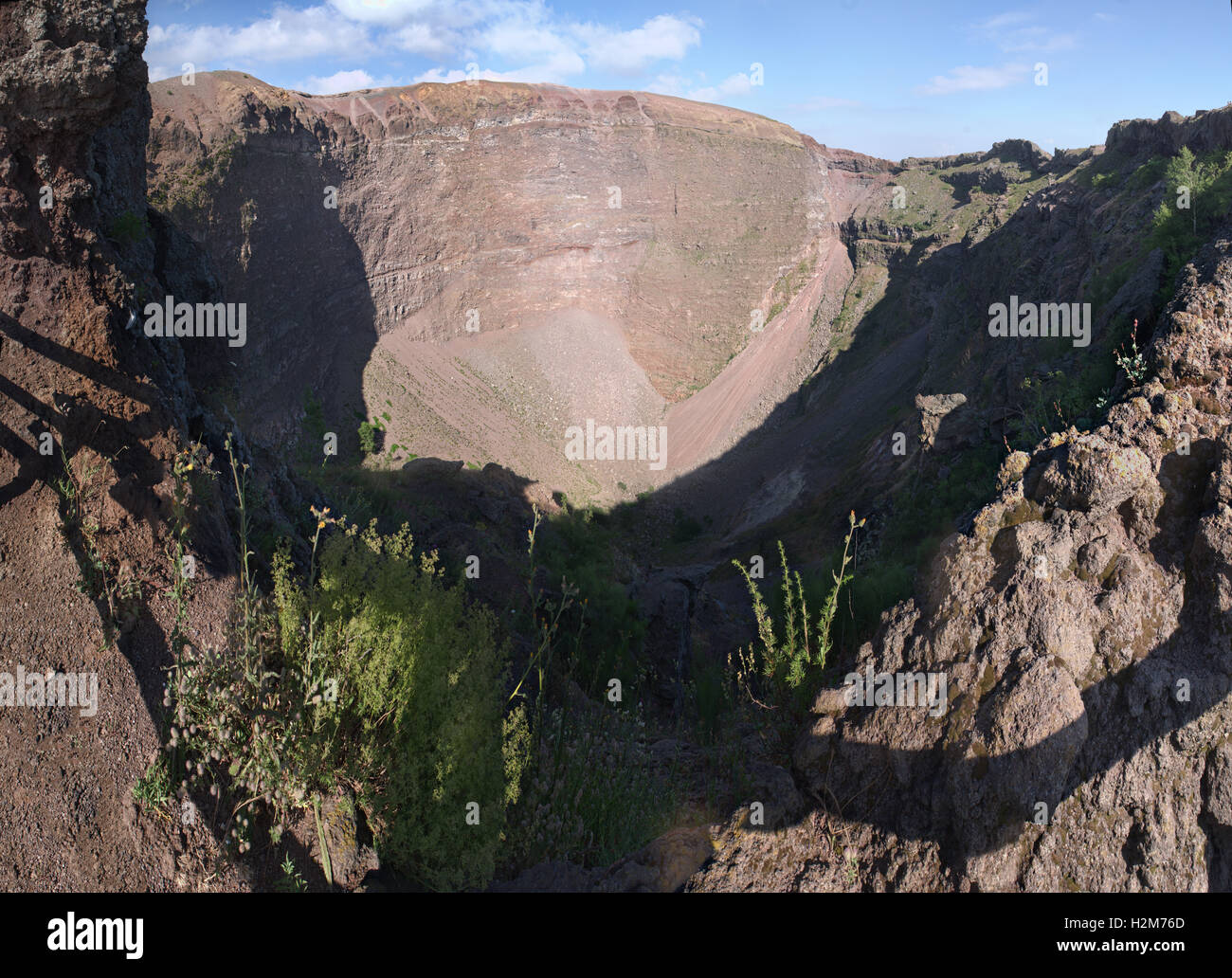 Vesuv Vulkan - Blick in den Krater an der Spitze Stockfoto