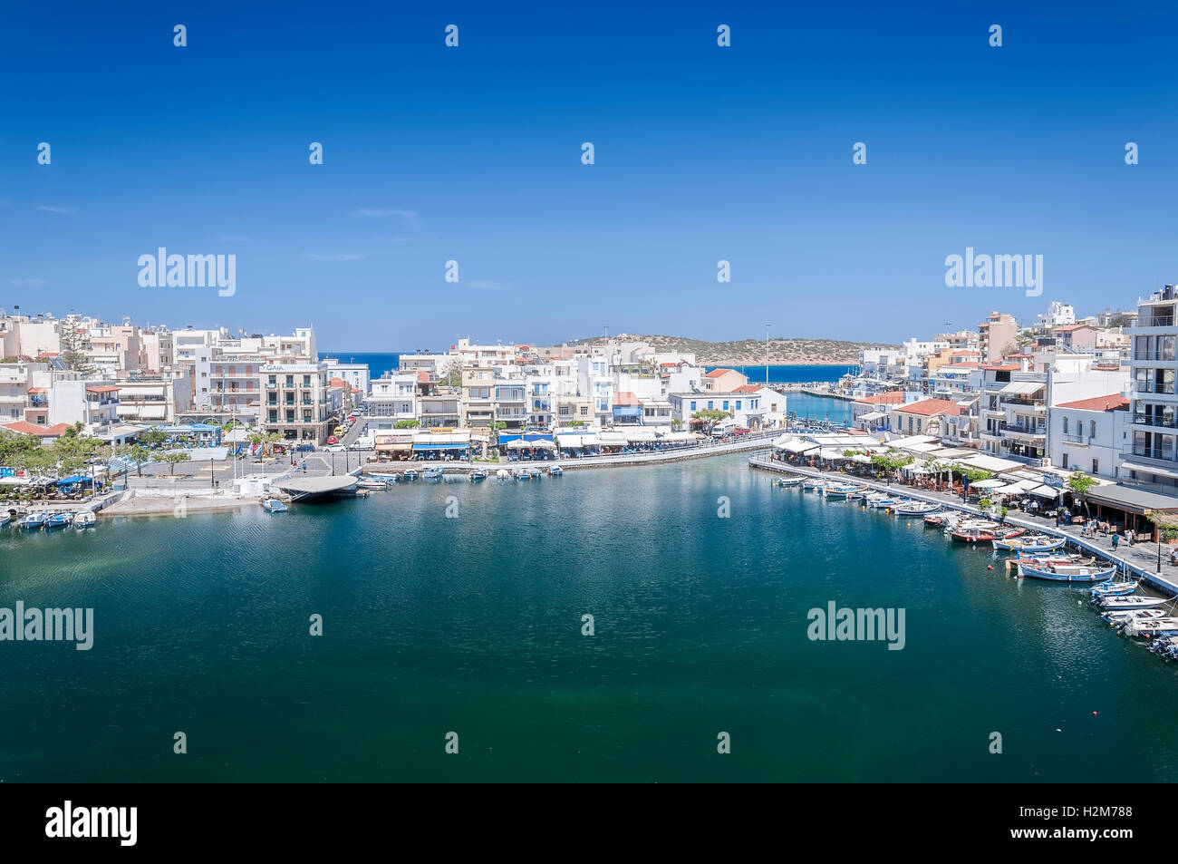 Badeort Stadt Agios Nikolaos befindet sich auf der Nord-Ostseite von Kreta, Griechenland. Stockfoto