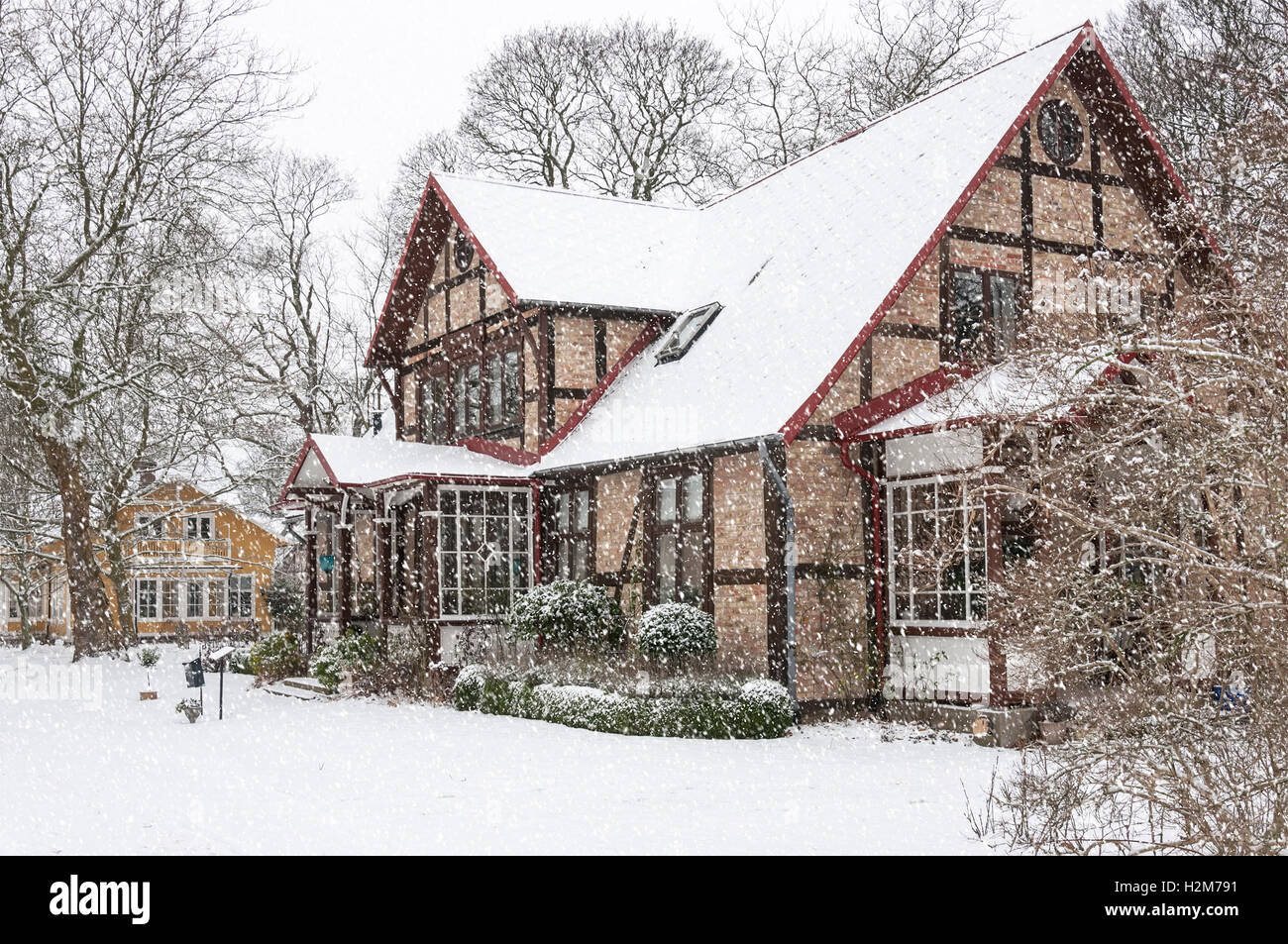 Eine schneebedeckte Haus befindet sich am Ramlosa Brunnspark am Stadtrand von Helsingborg in Schweden. Stockfoto