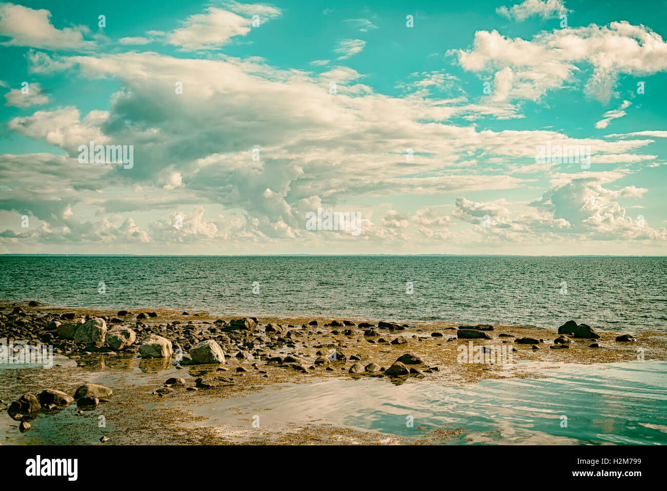Ein Seestück Wolkengebilde Bild mit einem klassischen Film Kamera Stil Filter darauf angewendet. Stockfoto