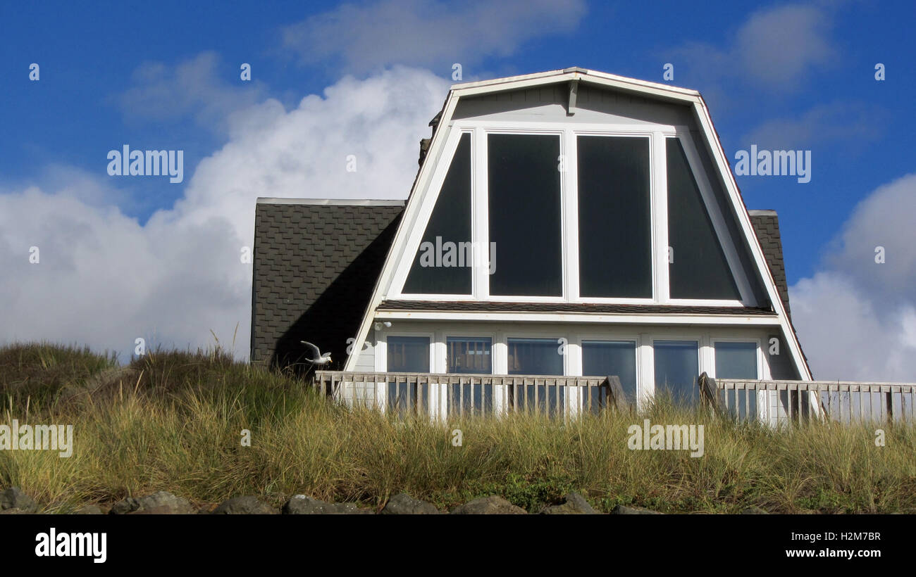 Ein Frame Home Architektur, Strand, blau, Gebäude, Farbe, Ferienhaus, Immobilien, außen, Zaun, Urlaub, Haus, Haus, Luxus, Kabine Stockfoto