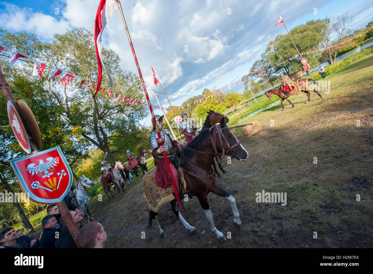 Reiter in historischen Kostümen bei einer Open-Air-Veranstaltung in Pułtusk, Masowien Bezirk, Polen. Stockfoto