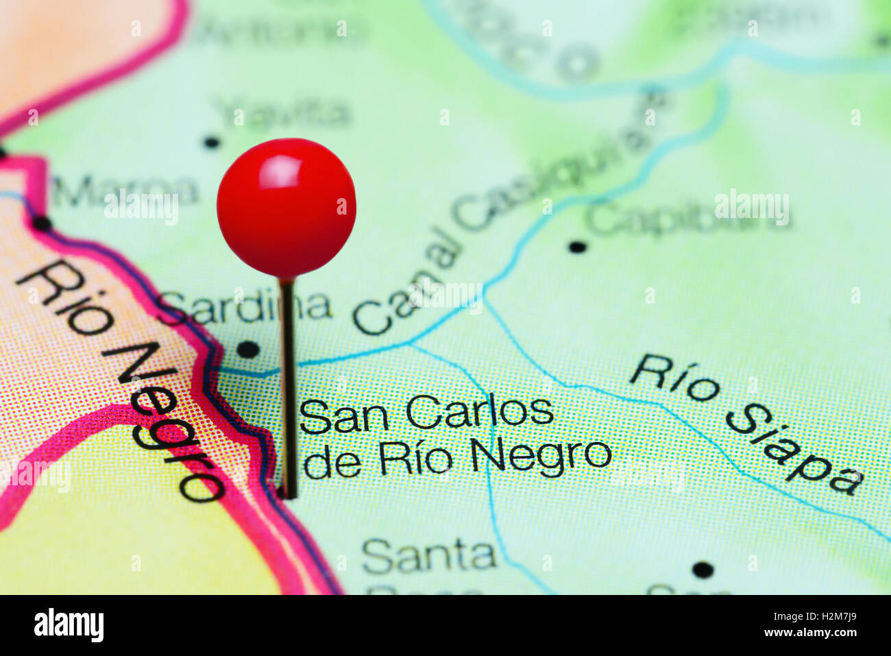 San Carlos de Rio Negro, fixiert auf einer Karte von Venezuela Stockfoto