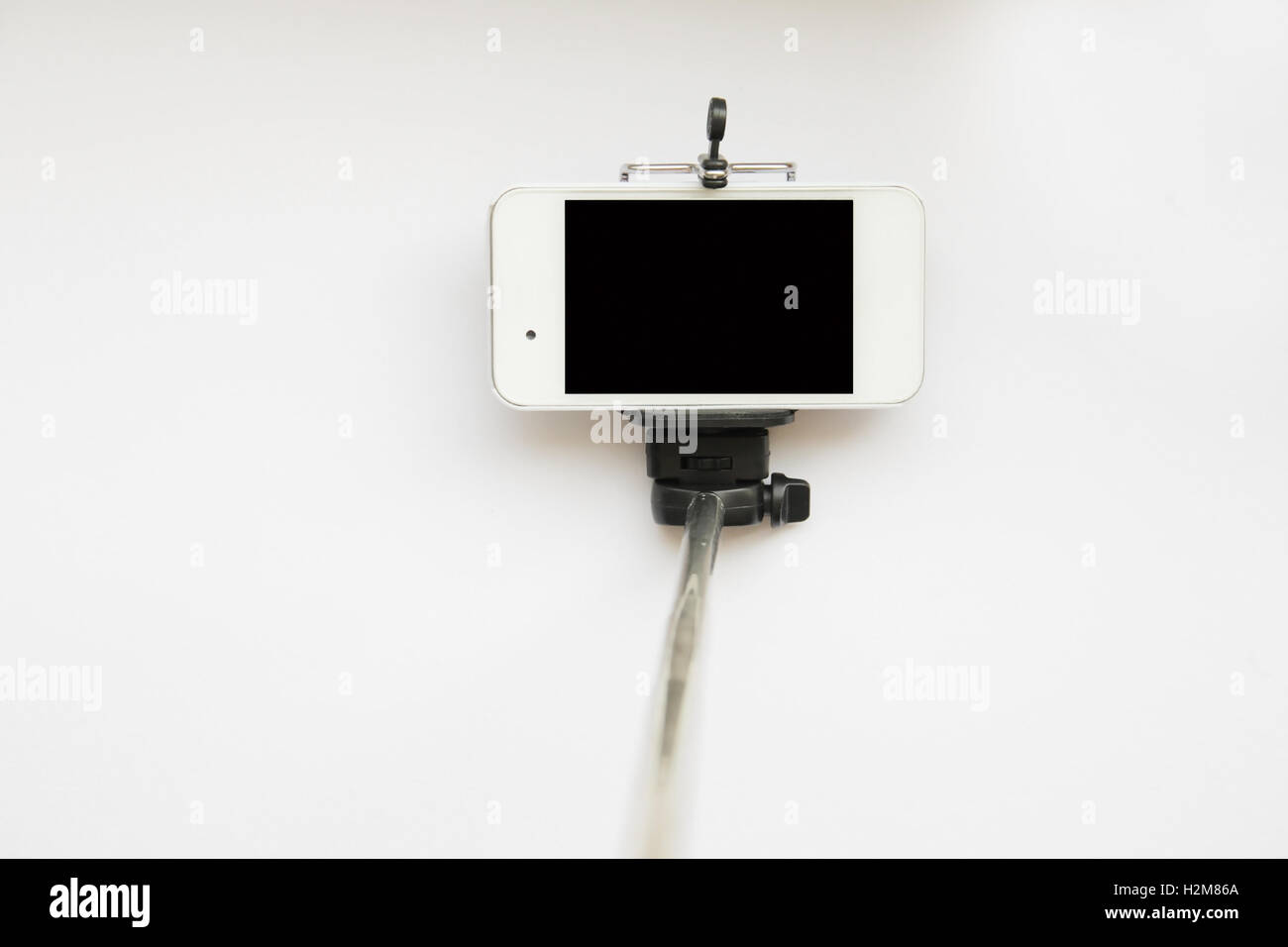 Selfie Stick für Smartphone isoliert auf weiss Stockfoto