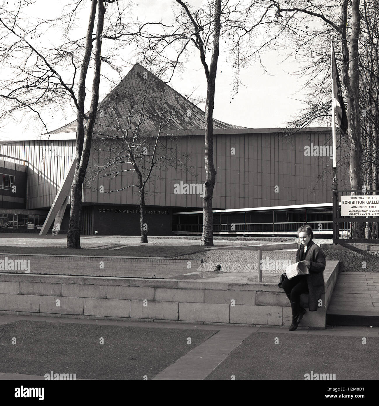 1962, historische, äußere Blick auf die neue Heimat des Commonwealth Institute, Holland Park, Kensington High Street, London, England, mit seiner unverwechselbaren geformten Dach vom Kupfer gebildet Stockfoto