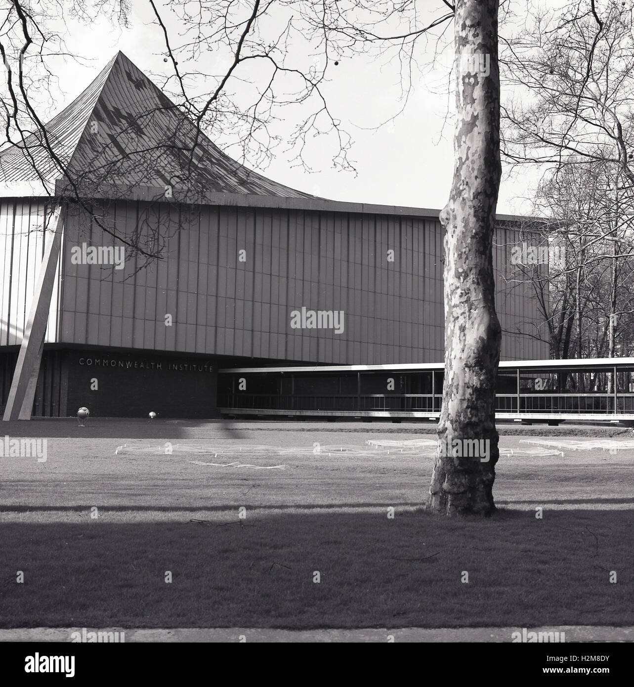 1962, historische, äußere Blick auf die neue Heimat des Commonwealth Institute, Holland Park, Kensington High Street, London, England, mit seiner unverwechselbaren geformten Dach vom Kupfer gebildet Stockfoto