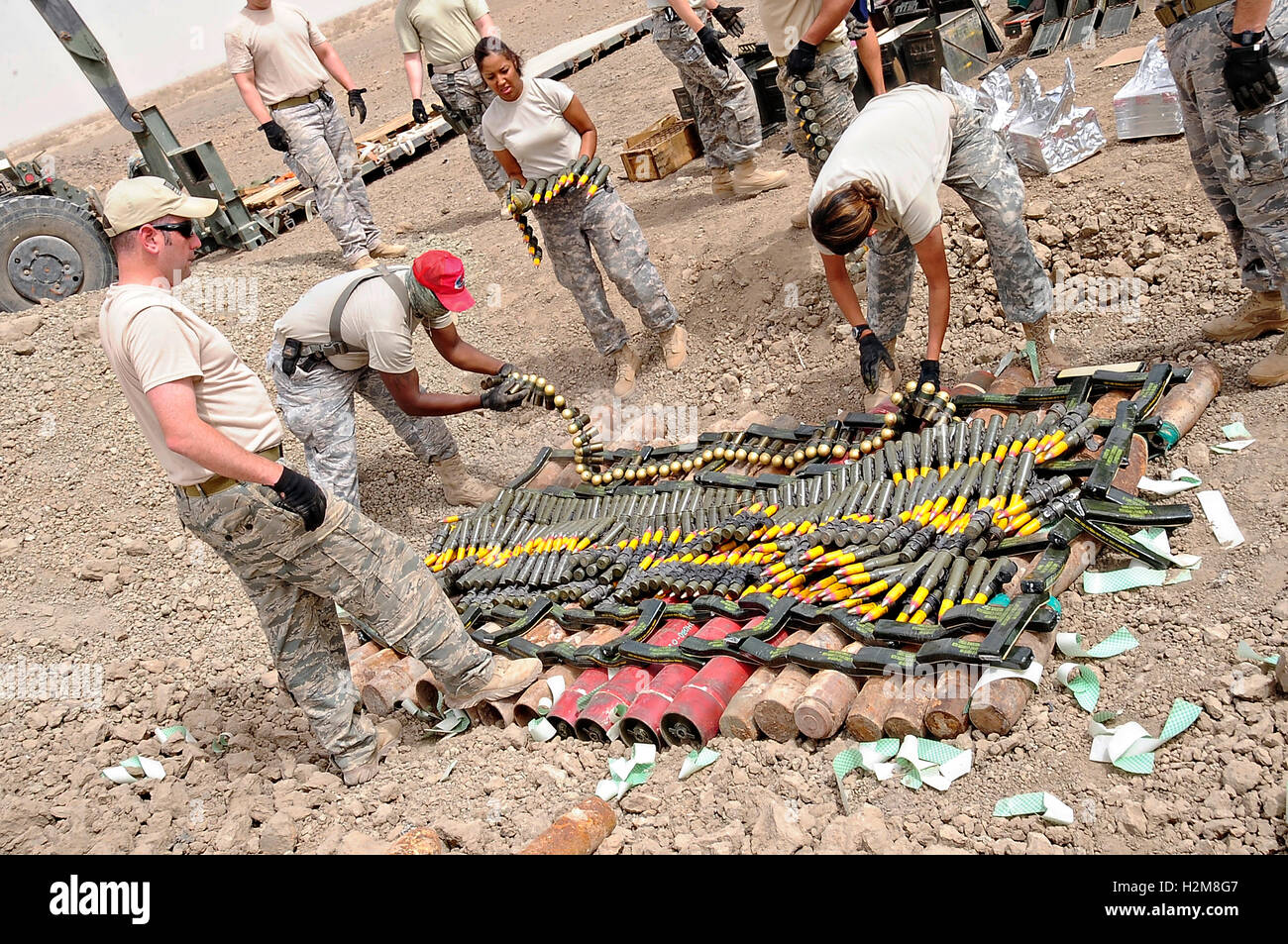 US-Soldaten bereiten beschlagnahmte Munition für eine kontrollierte Sprengung auf Ali Base 30. April 2009 in der Nähe von Nasiriyah, Irak. Stockfoto