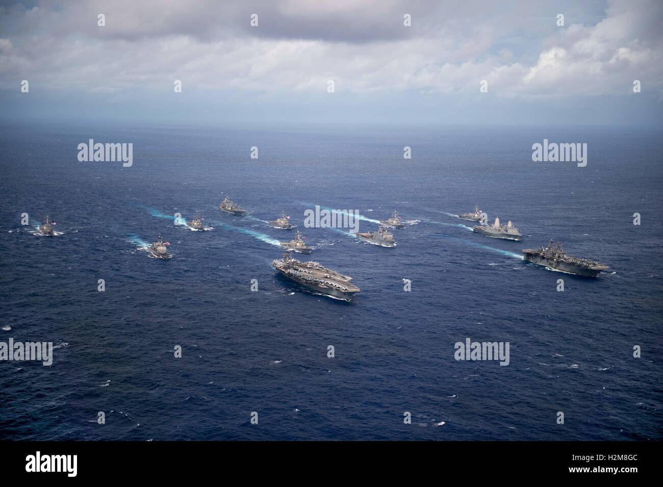 USN Schiffe Dampf in Bildung, die Vollendung des Valiant Shield Übungen 23. September 2016 in der Philippine Sea zu bedeuten. Stockfoto
