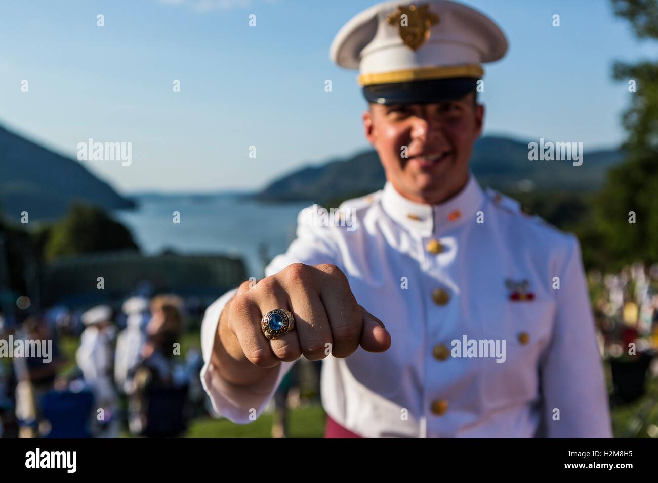 US Military Academy der Extraklasse 2017 senior Student zeigt seine Klasse Ring während die Jahresringe Zeremonie im Trophy Punkt 26, August 2016 in West Point, New York. Stockfoto