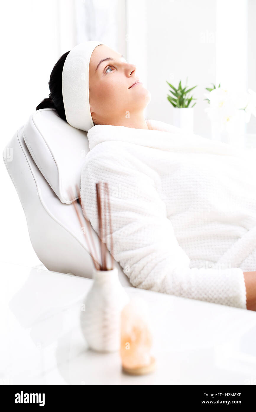 Entspannen Sie sich im Beauty-Salon. Aromatherapie, Entspannung in der Spa-Salon. Stockfoto