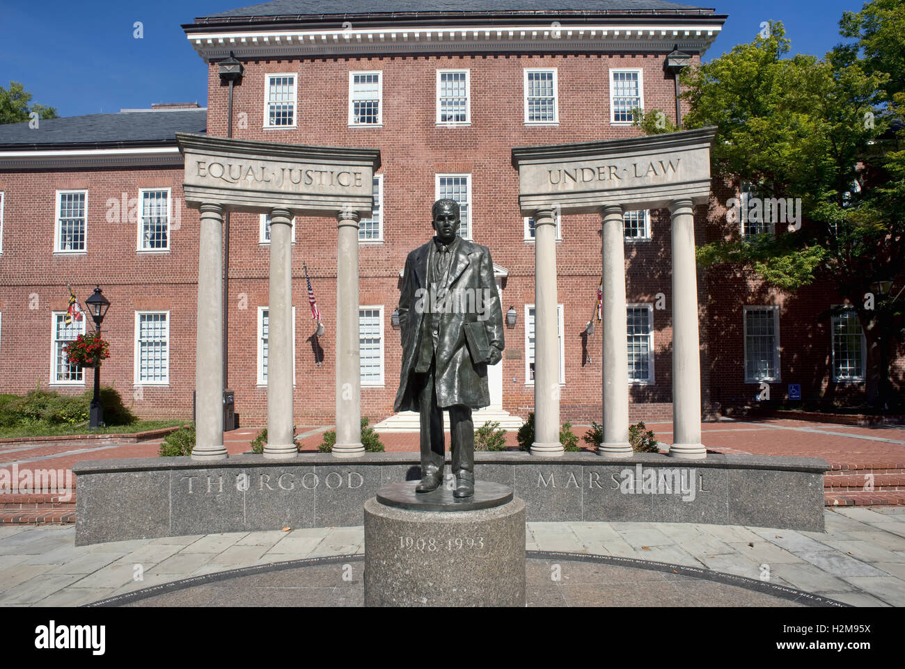 Annapolis, Maryland - Sept. 25,2016 US Supreme Court Justice Thurgood Marshall Statue mit Equal Justice Under Law. Stockfoto