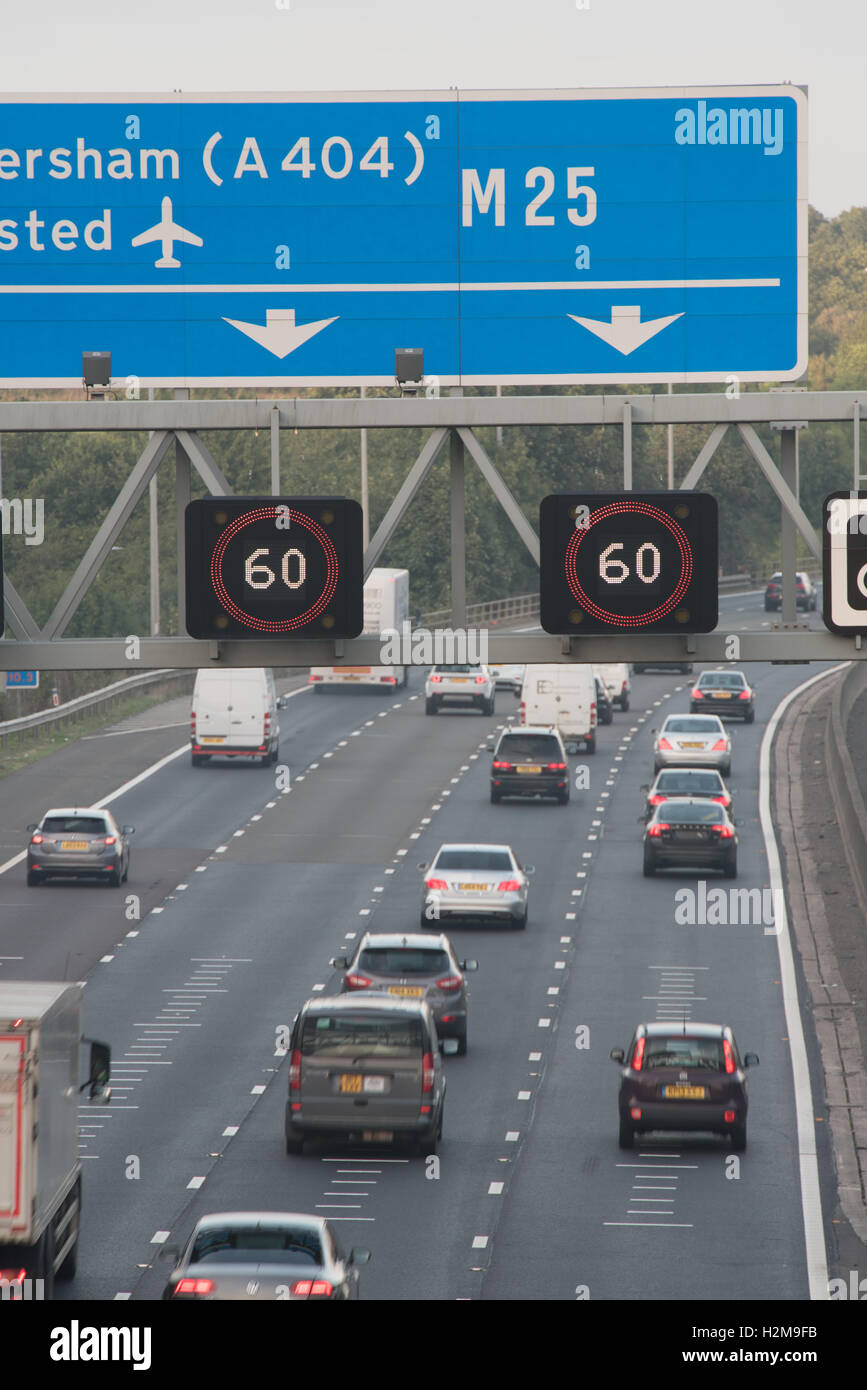 Abenddämmerung Verkehr M25 nach Süden Westen angrenzend an J17 mit intelligenten Autobahn Geschwindigkeit Beschränkung gantry Stockfoto