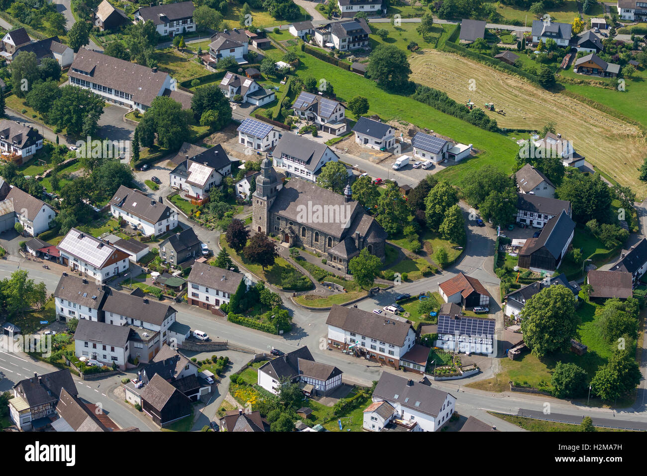 Luftaufnahme, Hesborn, Stadtzentrum mit Dorfkirche, Hallenberg, Nordrhein-Westfalen, Deutschland Europa Luftaufnahme Vögel-Augen Stockfoto
