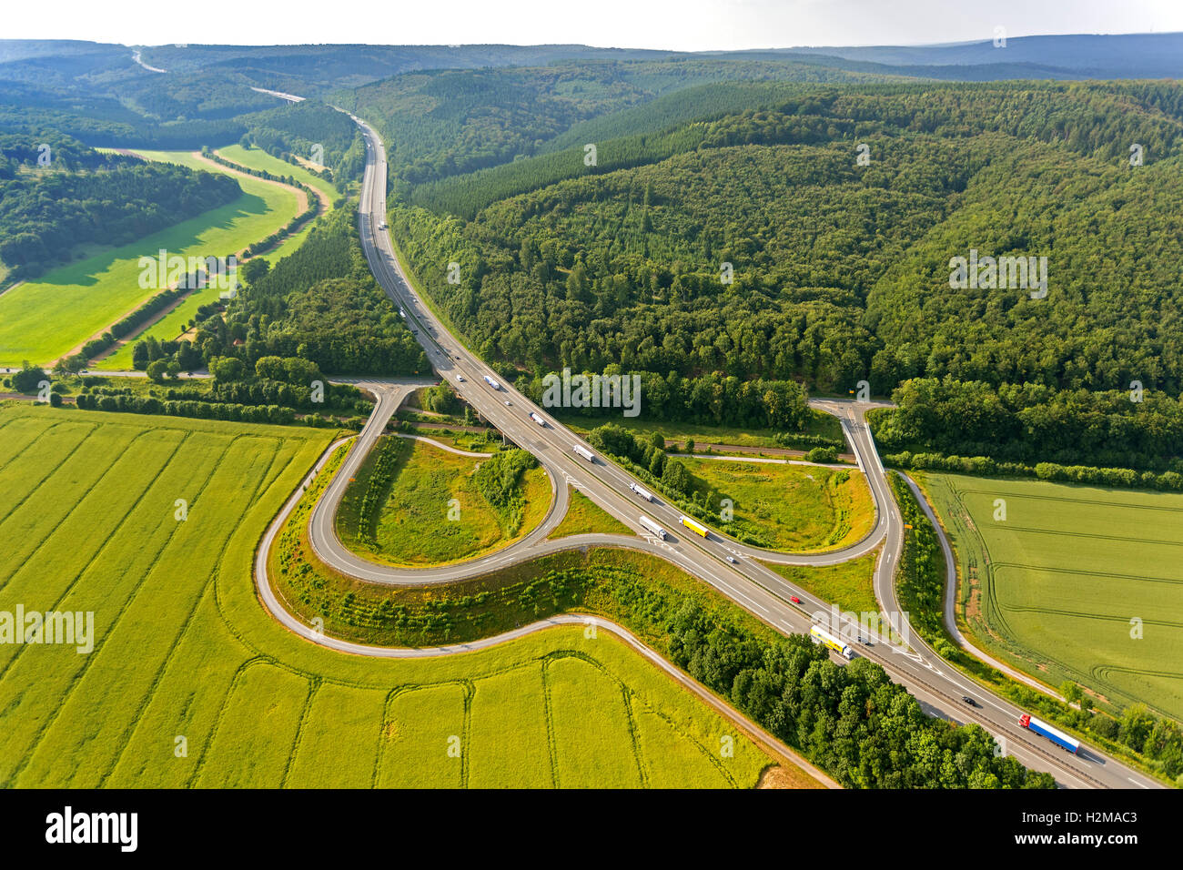Luftbild, Autobahnauffahrt Marsberg A44 Diemelstadt, Sauerland, Hochsauerland Verwaltungsbezirk, Hessen, Deutschland Stockfoto