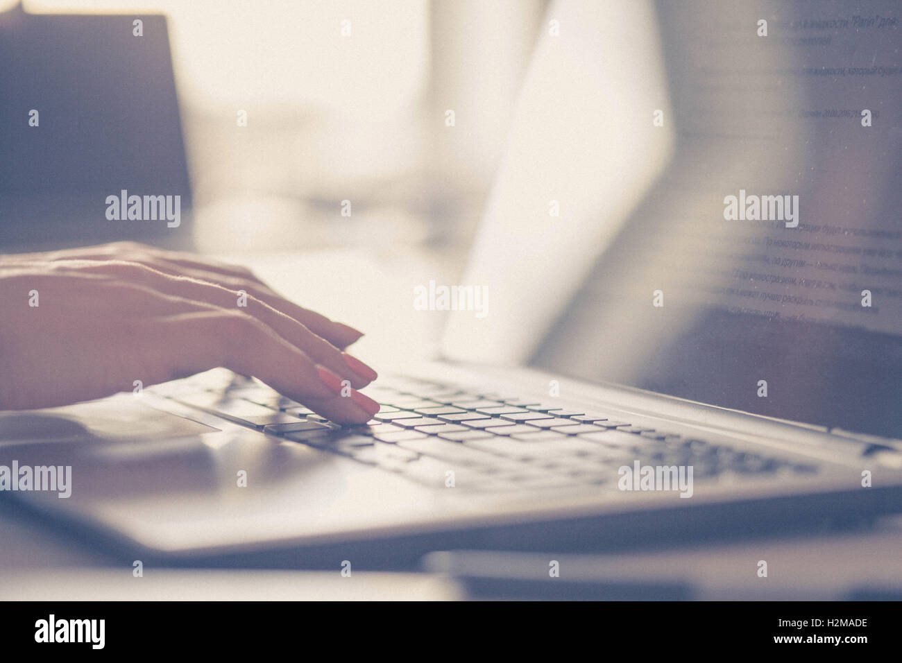 Weibliche Hände Tippen auf einen laptop Stockfoto