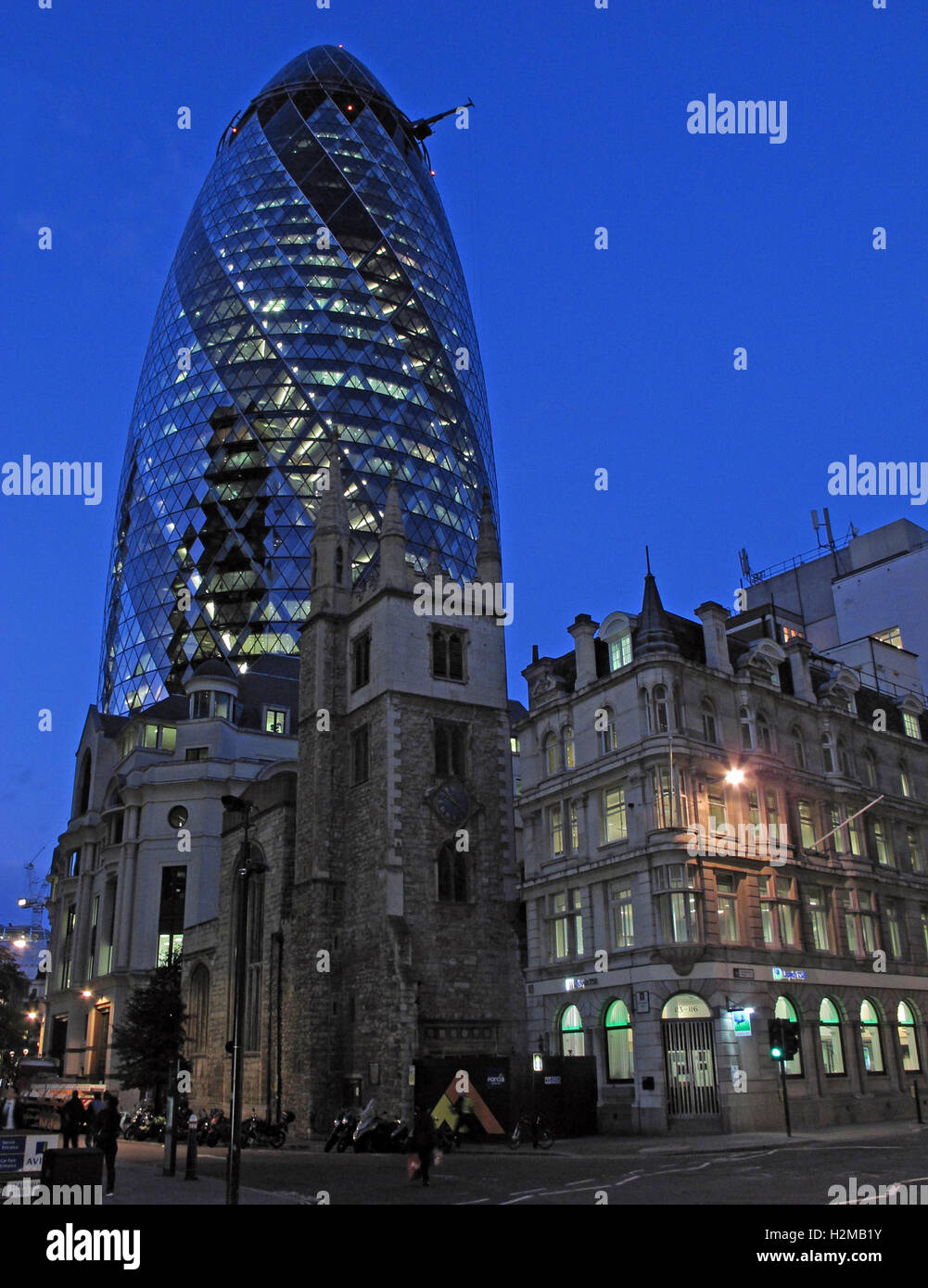 30 St Mary Axe, Gherkin, Swiss Re Gebäude, City Of London, England in der Abenddämmerung Stockfoto