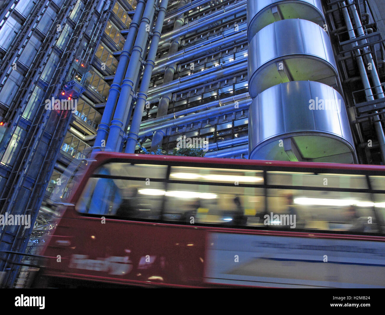 Lloyds Gebäude London in der Abenddämmerung, Kalk St, England, mit ersten Bus Stockfoto