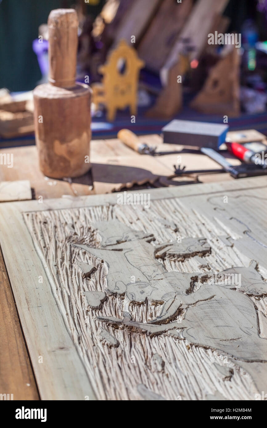 Handwerker-Tabelle mit Werkzeugen für Gravieren Kunsthandwerk aus Holz Stockfoto