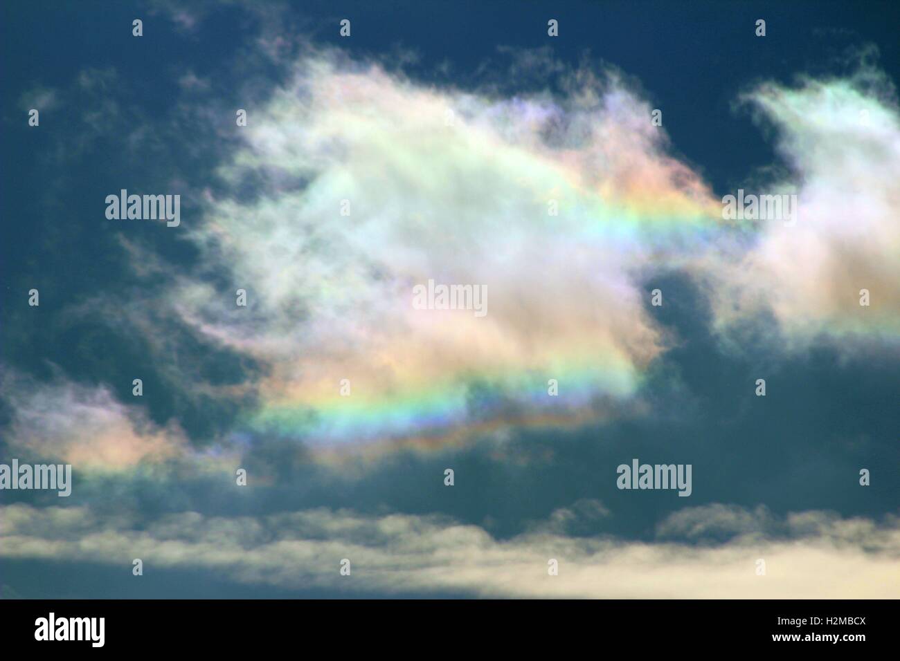 Regenbogen Wolken an einem Wintertag Stockfoto