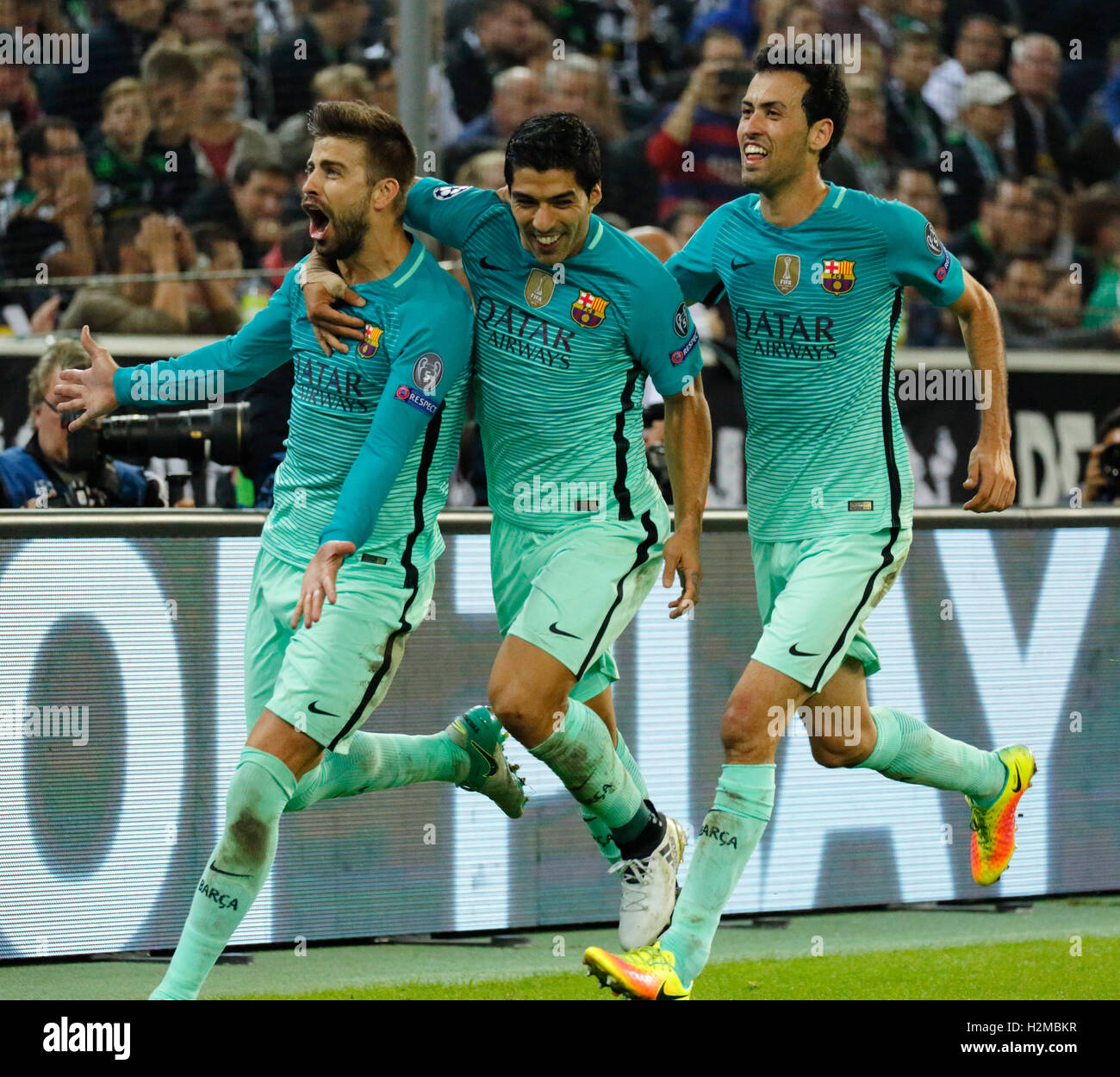 Sport Fussball Uefa Champions League 16 17 Gruppenphase Gruppe C Spieltag 2 Borussia Moenchengladbach Gegen Fc Barcelona 1 2 Stadion Borussia Park Jubel Bei Den 1 2 Sieg Ziel V L N R Torschutze Gerard Pique Barca Luis Suarez Barca