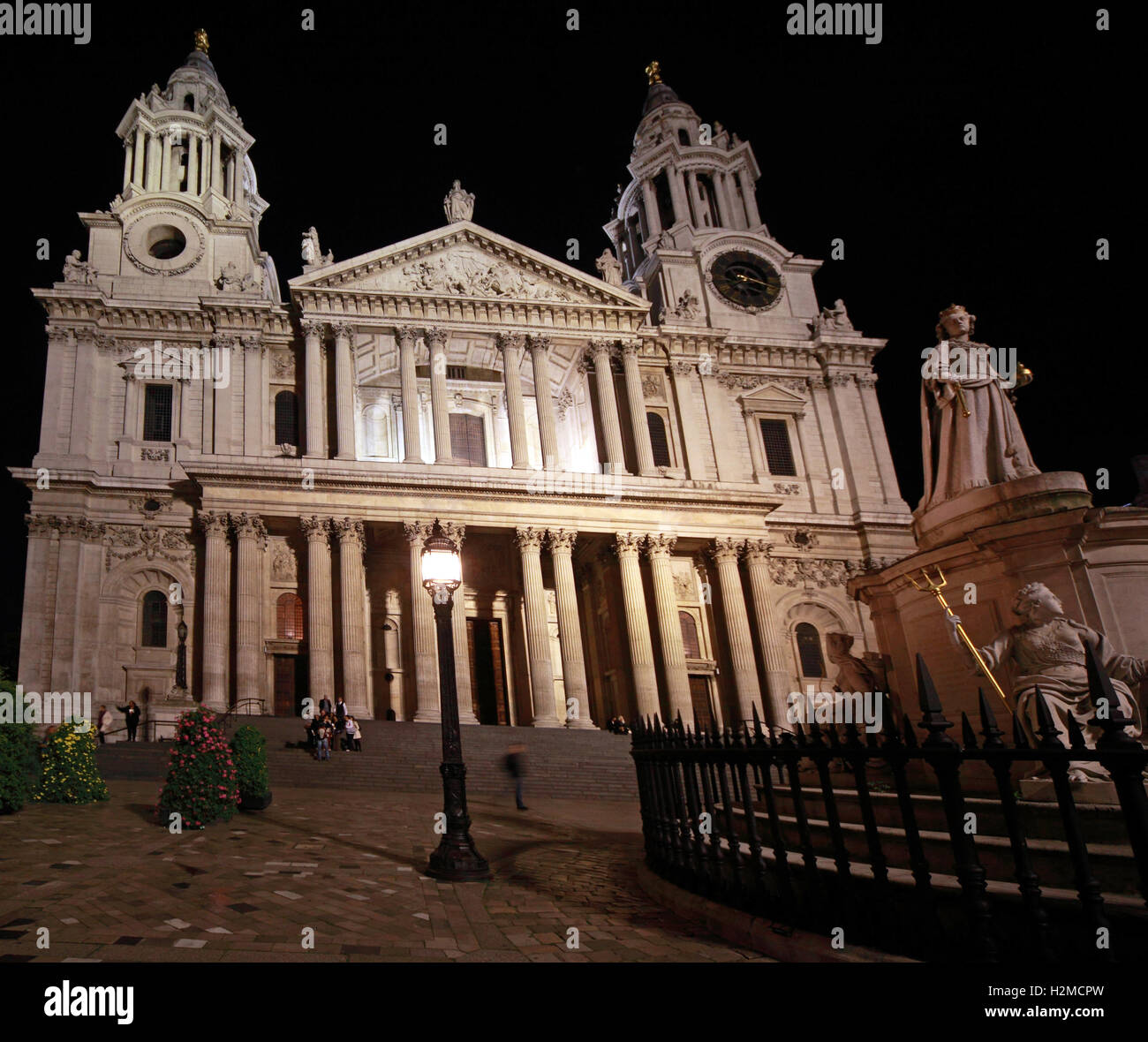 St Pauls Cathedral London, Haupteingang, spät in der Nacht Stockfoto